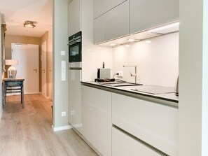 Fridge, oven, dishwasher, coffee/tea maker