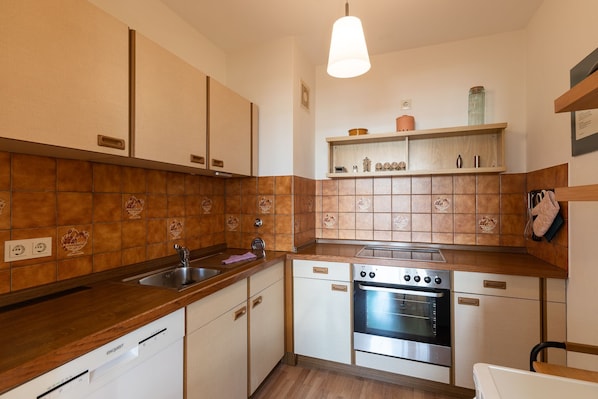 Køleskab, ovn, opvaskemaskine, kaffe-/temaskine