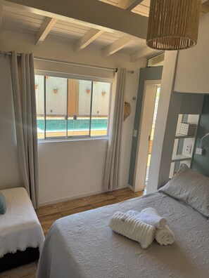 2 عدّة غرف نوم ومكتب وتجهيزات عازلة للصوت ومكواة/لوح كي