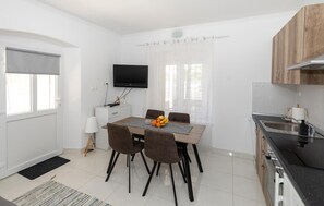 Fridge, oven, stovetop, dishwasher - Cozy home in Rogotin with WiFi (Rogotin)