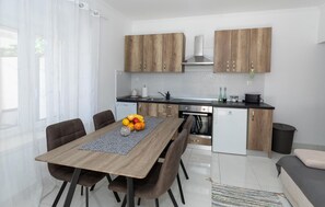 Kjøleskap, ovn, kokeplater og oppvaskmaskin