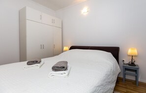 1 bedroom, free WiFi, bed sheets - Cozy home in Rogotin with WiFi (Rogotin)