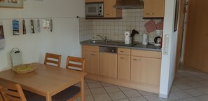 Réfrigérateur, micro-ondes, plaque de cuisson, lave-vaisselle