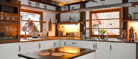 Réfrigérateur, un four, surface de cuisson, lave-vaisselle