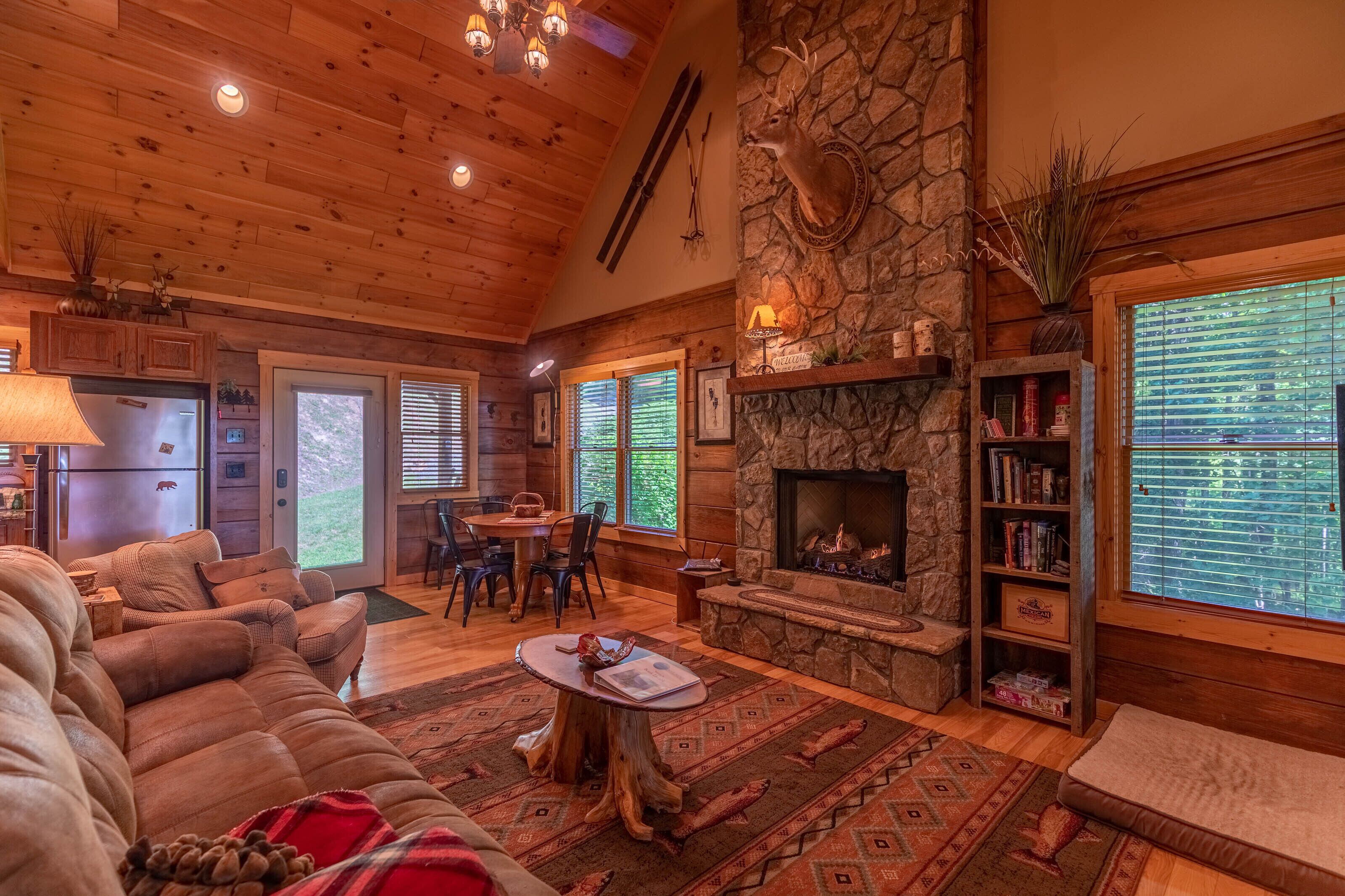 Bearly Liveable - Cabin with everything! Fiber internet, pet friendly, hot tub, pool table, firepit!