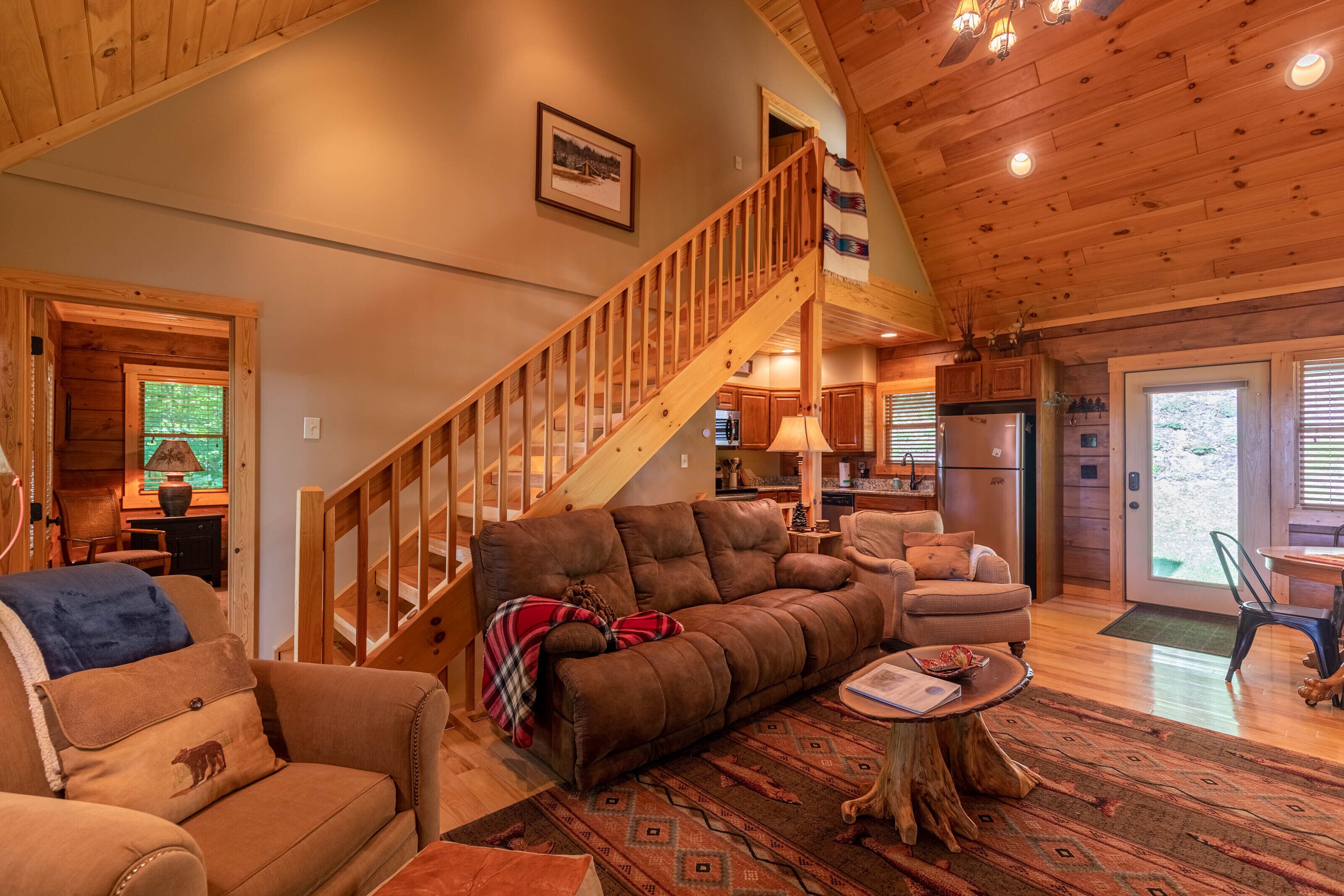 Bearly Liveable - Cabin with everything! Fiber internet, pet friendly, hot tub, pool table, firepit!