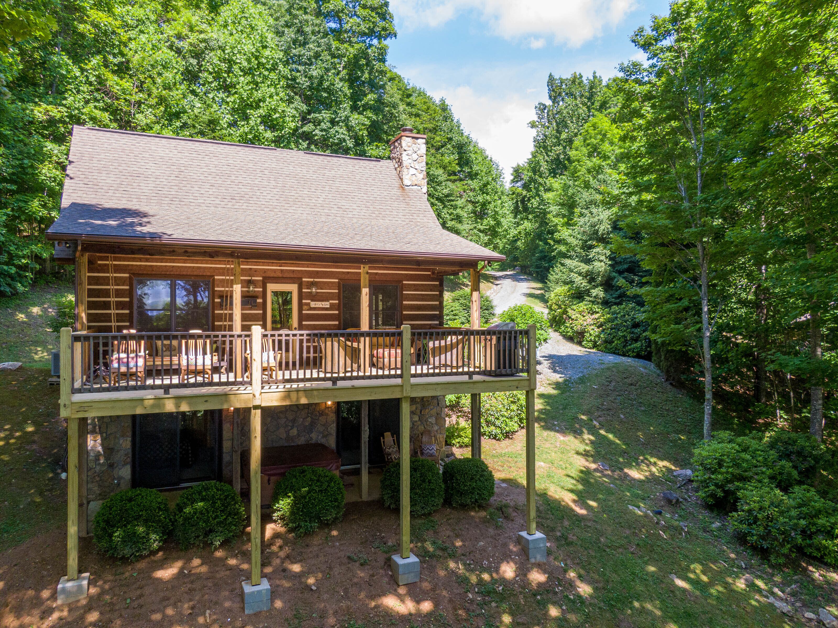 Bearly Liveable - Cabin with everything! Fiber internet, pet friendly, hot tub, pool table, firepit!