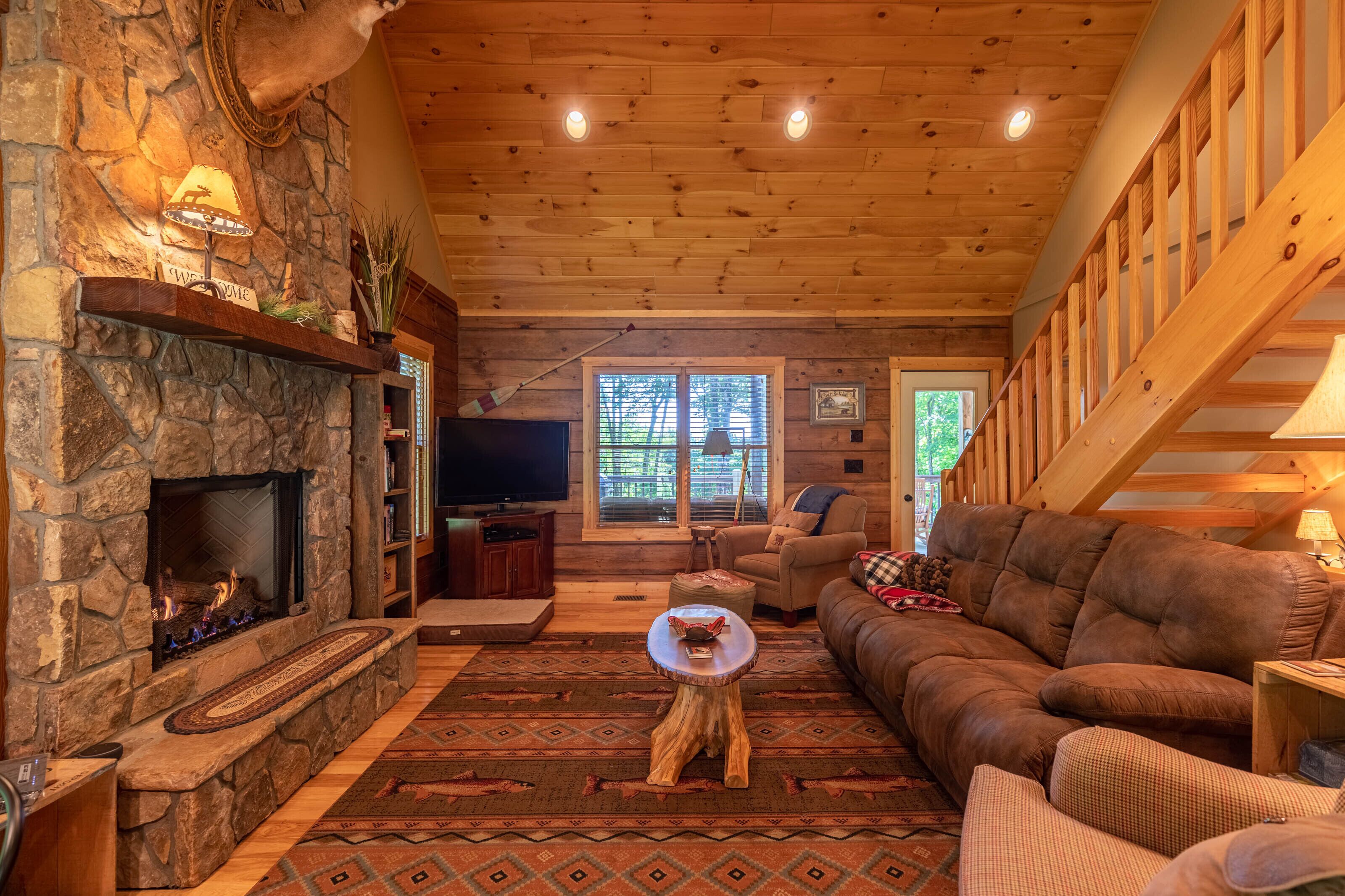 Bearly Liveable - Cabin with everything! Fiber internet, pet friendly, hot tub, pool table, firepit!