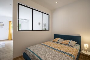 6 عدّة غرف نوم ومكتب ومكواة/لوح كي وسرير سفر