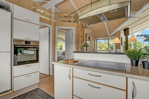 Kühlschrank, Ofen, Herdplatte, Wasserkocher mit Kaffee-/Teezubehör