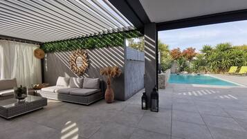 Een buitenzwembad en een verwarmd zwembad