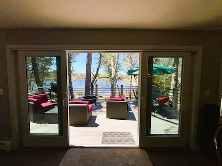 Interior. Pond House~Waterfront Oasis W/Jacuzzi Tub