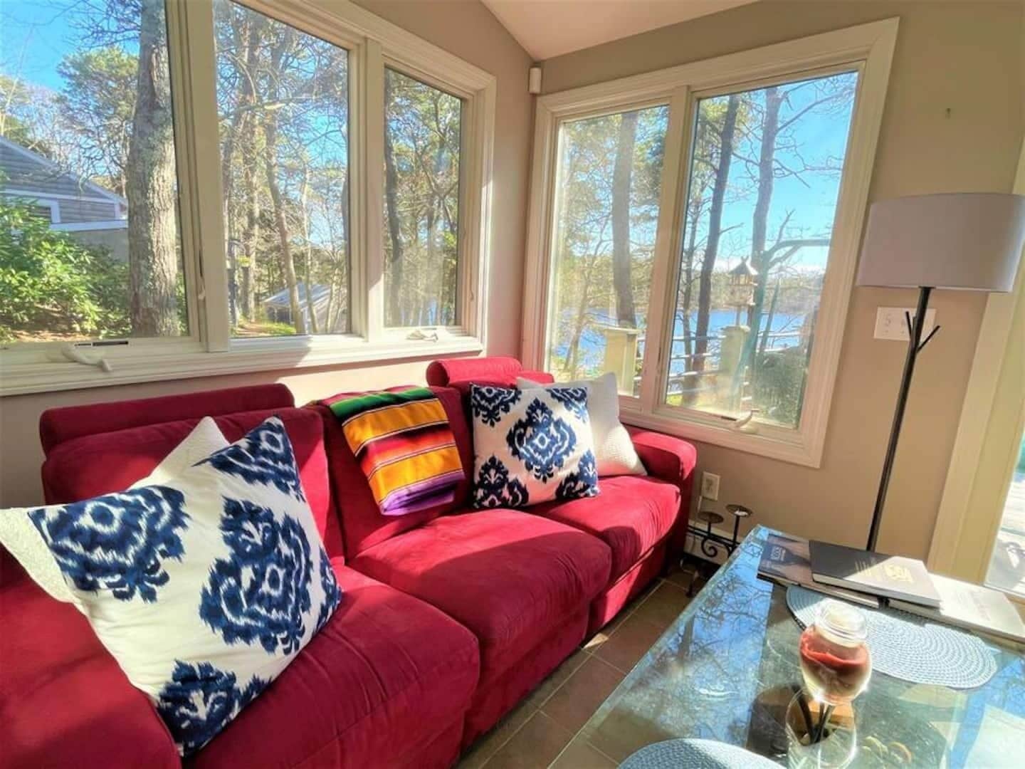 Televisión, chimenea, reproductor de DVD y libros 