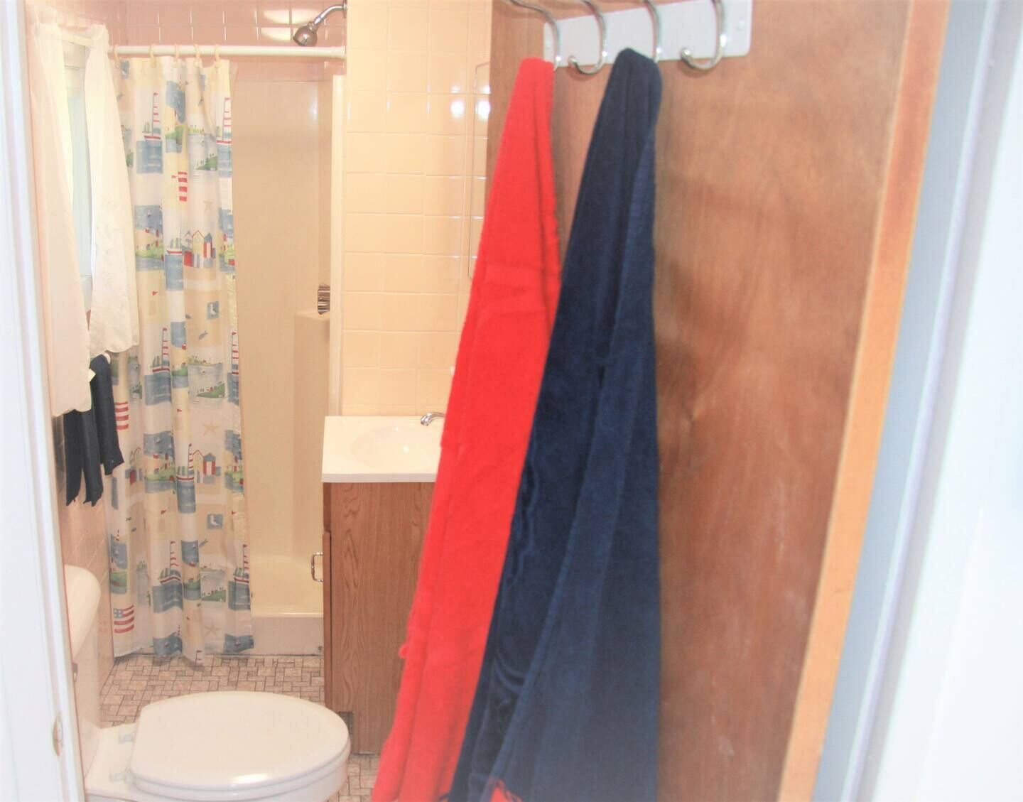 Ein Badezimmer mit Toilette, Waschbecken und Duschbereich.