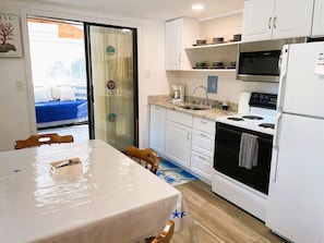 Frigorífico, microondas, horno y placa de cocina