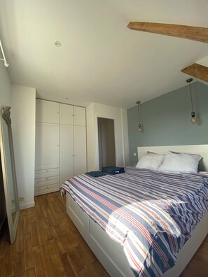 4 Schlafzimmer, Schreibtisch, BĂŒgeleisen/BĂŒgelbrett, kostenloses WLAN