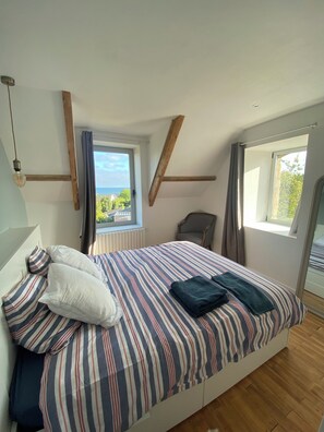 4 bedrooms, desk, iron/ironing board, free WiFi - Typical house with sea view in LANDREZAC (Sarzeau)