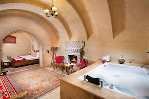 Signature Double Room | Premium bedding, minibar, in-room safe, individually decorated - Simera In Cappadocia - Special Class (Uçhisar)