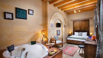 Kamar Mewah | Seprai premium, minibar, brankas, dan didekorasi berbeda-beda