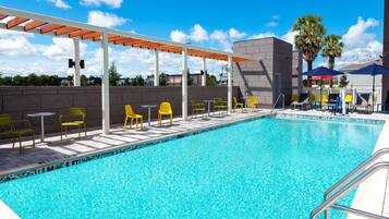 Una piscina al aire libre