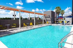 Una piscina al aire libre