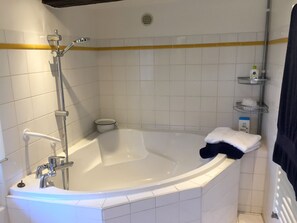 Badewanne, Haartrockner, Handtücher, Seife