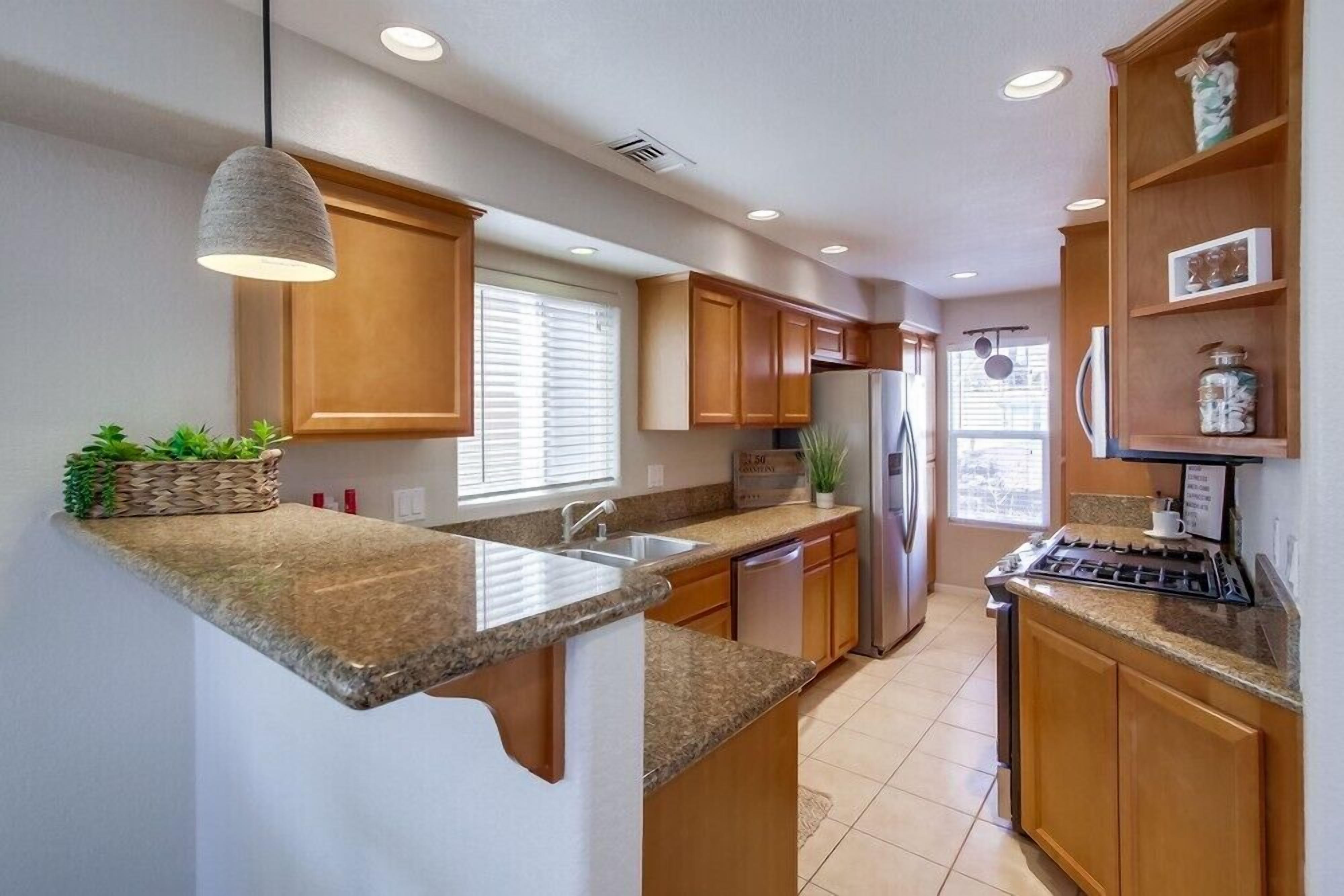 3 Level House * 3 Outdoor Spaces * Steps to Ocean