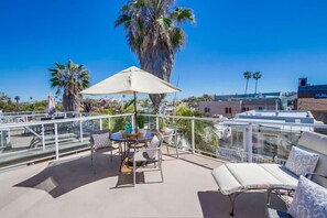 Outdoor dining - 3 Level House * 3 Outdoor Spaces * Steps to Ocean (San Diego)