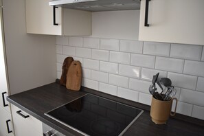 ثلاجة، فرن، موقد طهي مسطح، غسالة أطباق