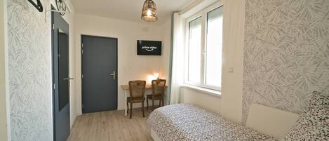 1 chambre, bureau, fer et planche à repasser, Wi-Fi