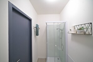 Suihku, hiustenkuivaaja, pyyhkeet, saippua