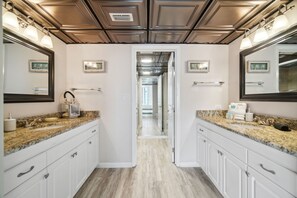 Douche, sèche-cheveux, serviettes fournies