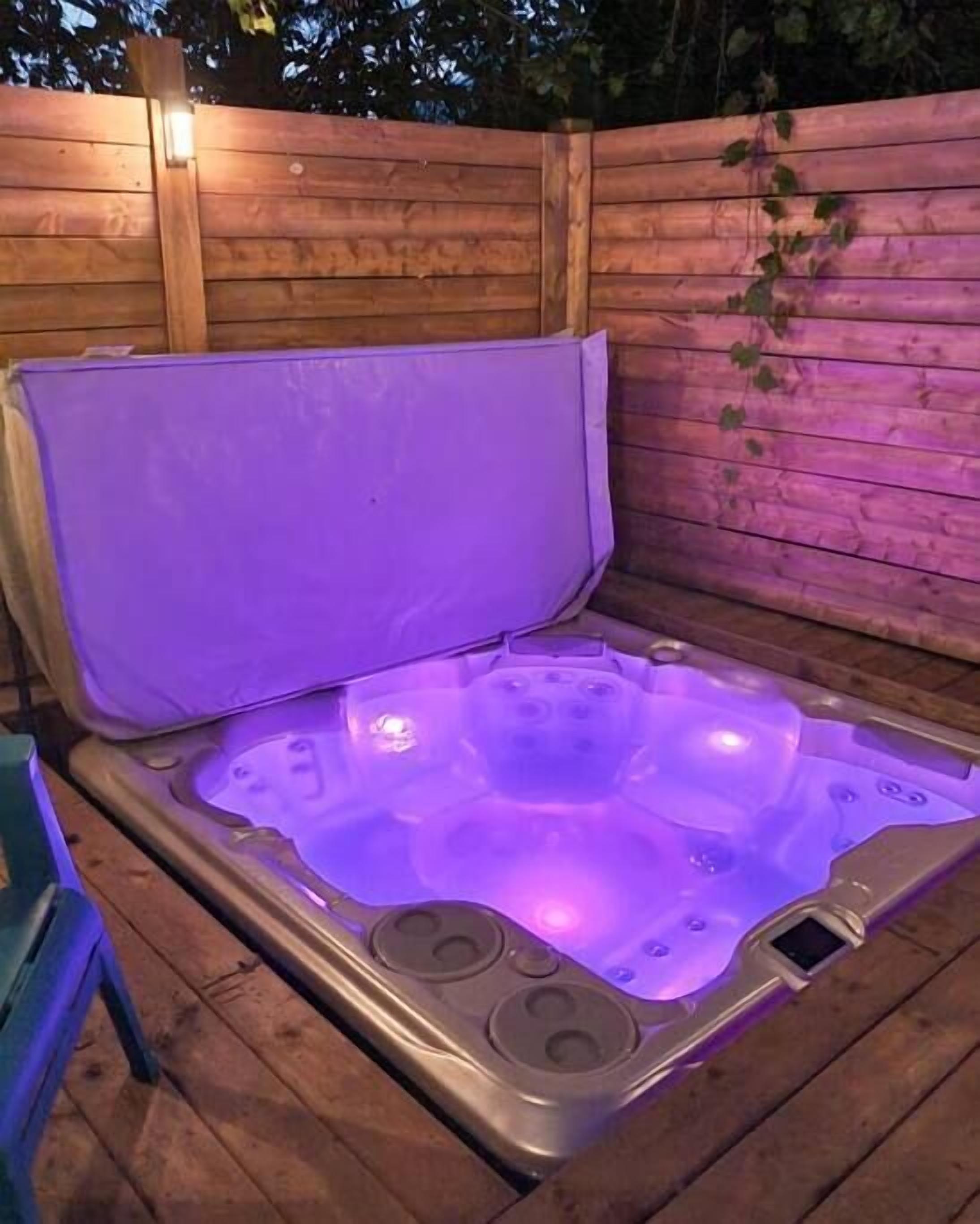 Reunion in Heart of Picton w/ BBQ, Hot Tub & Games