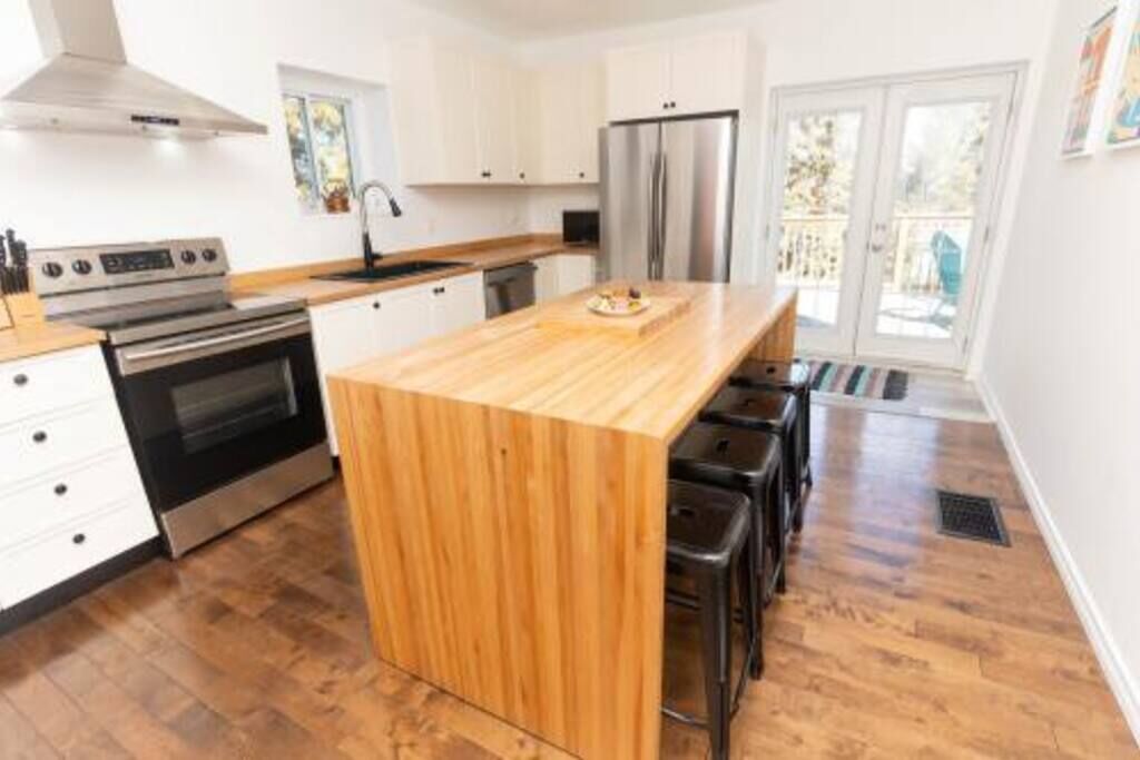 Reunion in Heart of Picton w/ BBQ, Hot Tub & Games