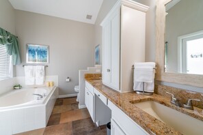Badewanne, Haartrockner, Handtücher