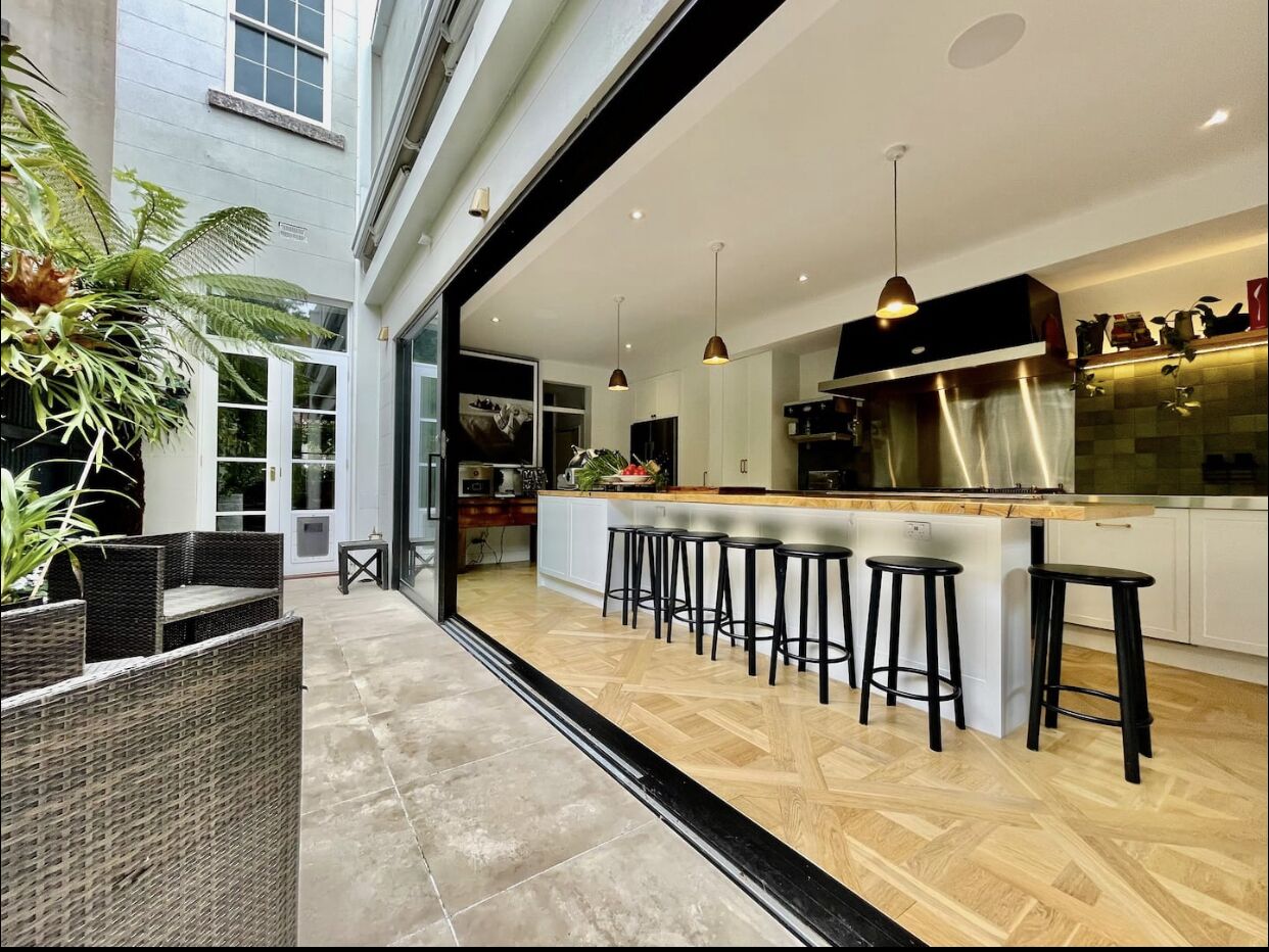 Heritage terrace house with oasis pool garden by the beach — image 10