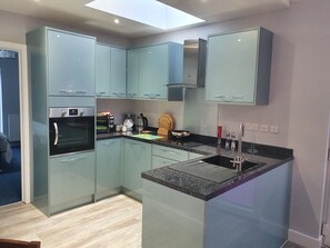 Fridge, microwave, oven, stovetop - Modern fully self-contained Annex, free Parking private off street, large Garden (Lincoln)
