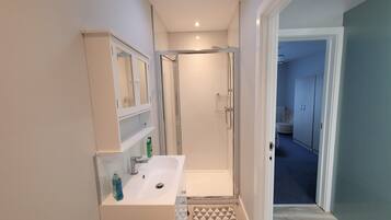 Suihku, hiustenkuivaaja, pyyhkeet, saippua