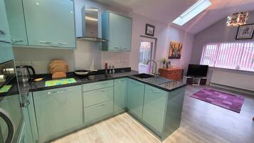 Jääkaappi, mikroaaltouuni, uuni, liesi