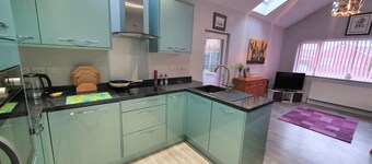 Modern fully self-contained Annex, free Parking private off street, large Garden