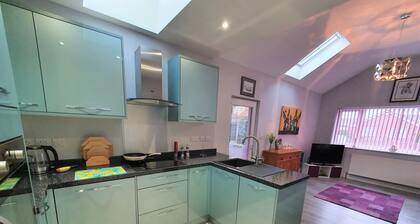 Modern fully self-contained Annex, free Parking private off street, large Garden