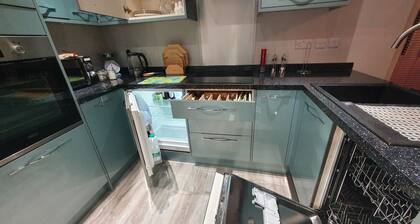 Modern fully self-contained Annex, free Parking private off street, large Garden