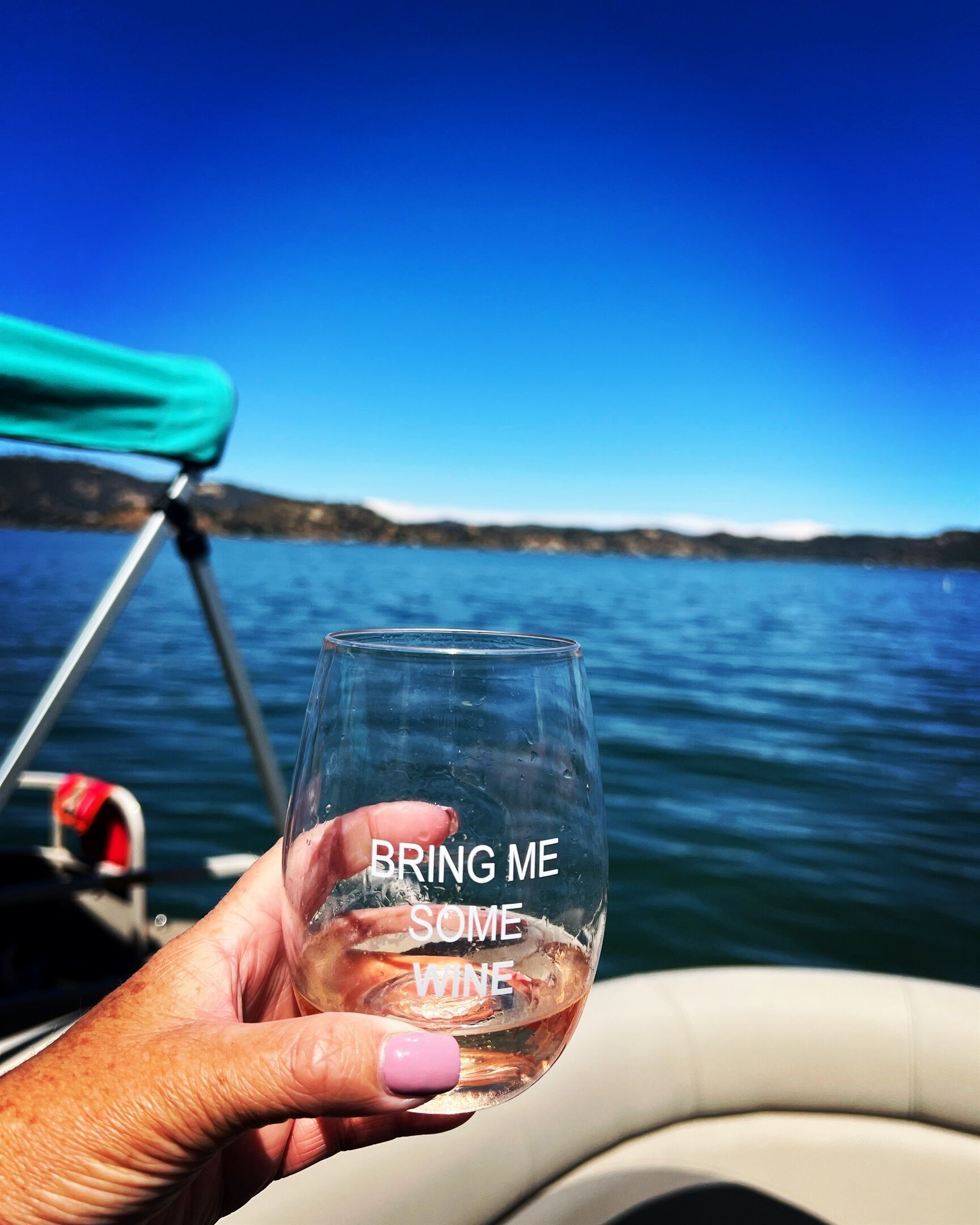 Una mano sosteniendo una copa de vino con el texto 