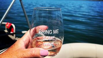 Una mano sosteniendo una copa de vino con el texto