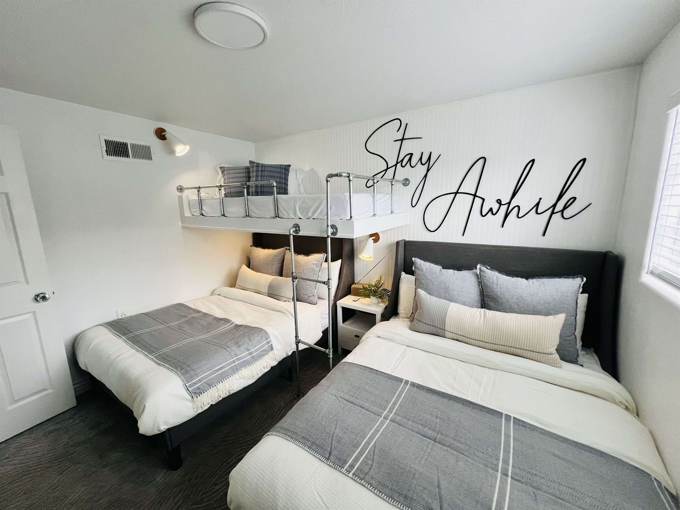 3 makuuhuonetta, työpöytä, silitysrauta/-lauta, vauvan matkasänky