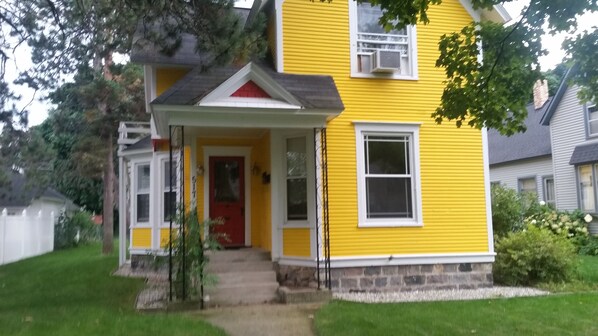 Exterior - Central Neighborhood, downtown Traverse City, blocks to the West Bay Beach (Traverse City)