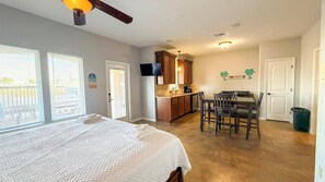 4 室のベッドル ーム、アイロン / アイロン台、WiFi (無料)、ベッドシーツ