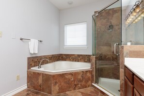 Combined shower/bathtub, hair dryer, towels