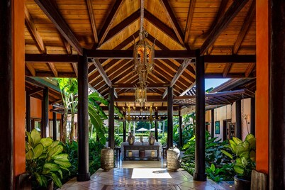 Luxurious Tropical Villa close to the beach - Great cook fully staffed