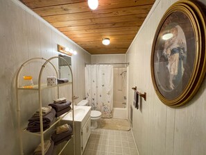 Kombination af bruser/badekar, håndklæder